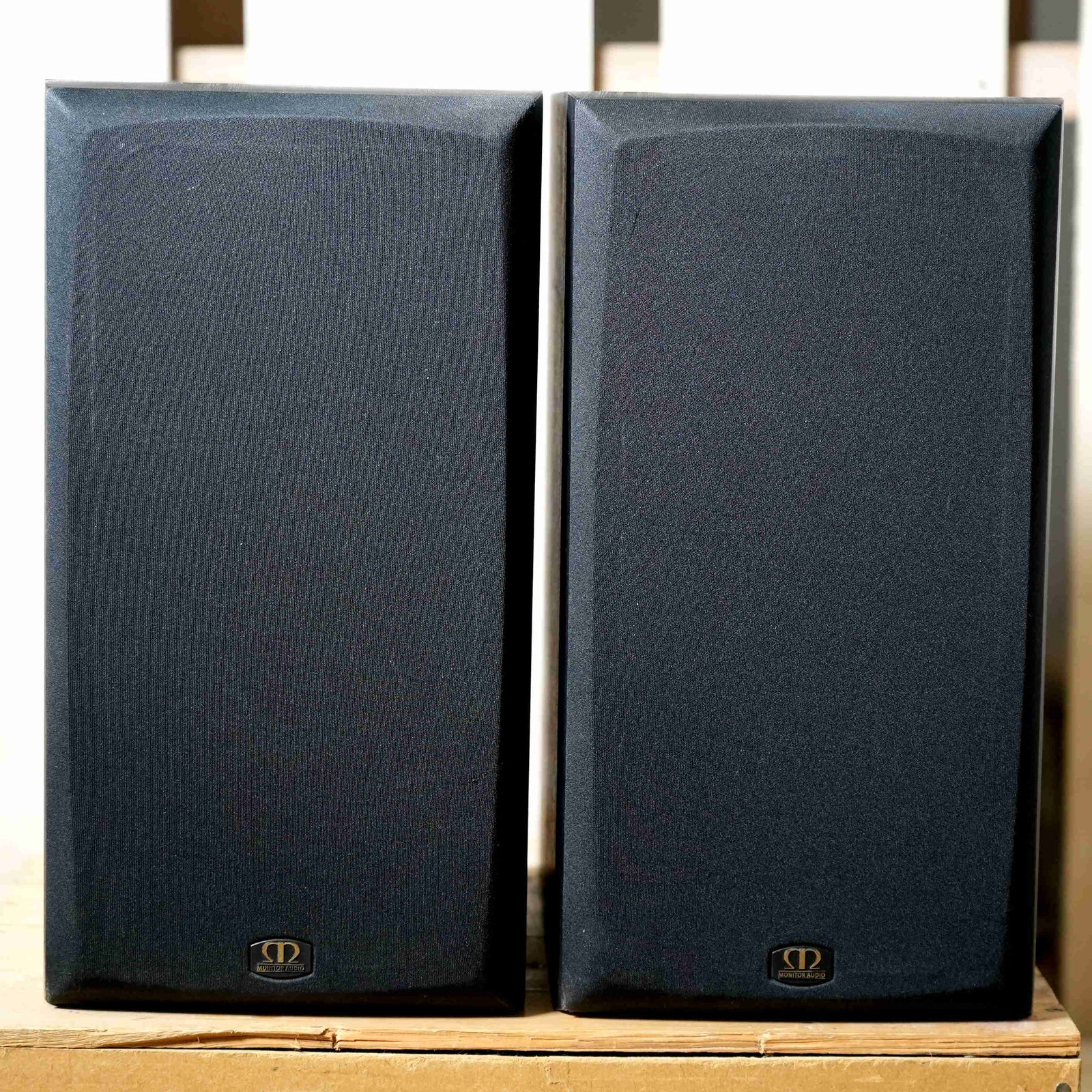 スピーカー・ウーファー Monitor Audio Bronze B2 Monitor Audio Bronze B2 Bookshelf Speakers Review. Vintage HiFi
