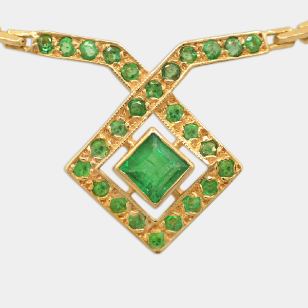 Emerald Centrepiece Necklace